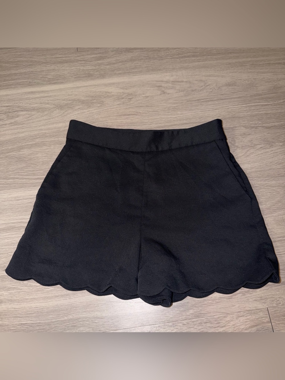 Wilfred Aritzia Black Scalloped Hem Shorts | Women’s 8